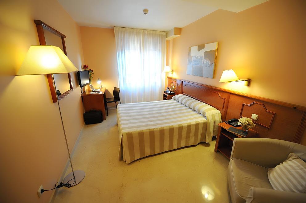 Hotel Pamplona Plaza חדר תמונה